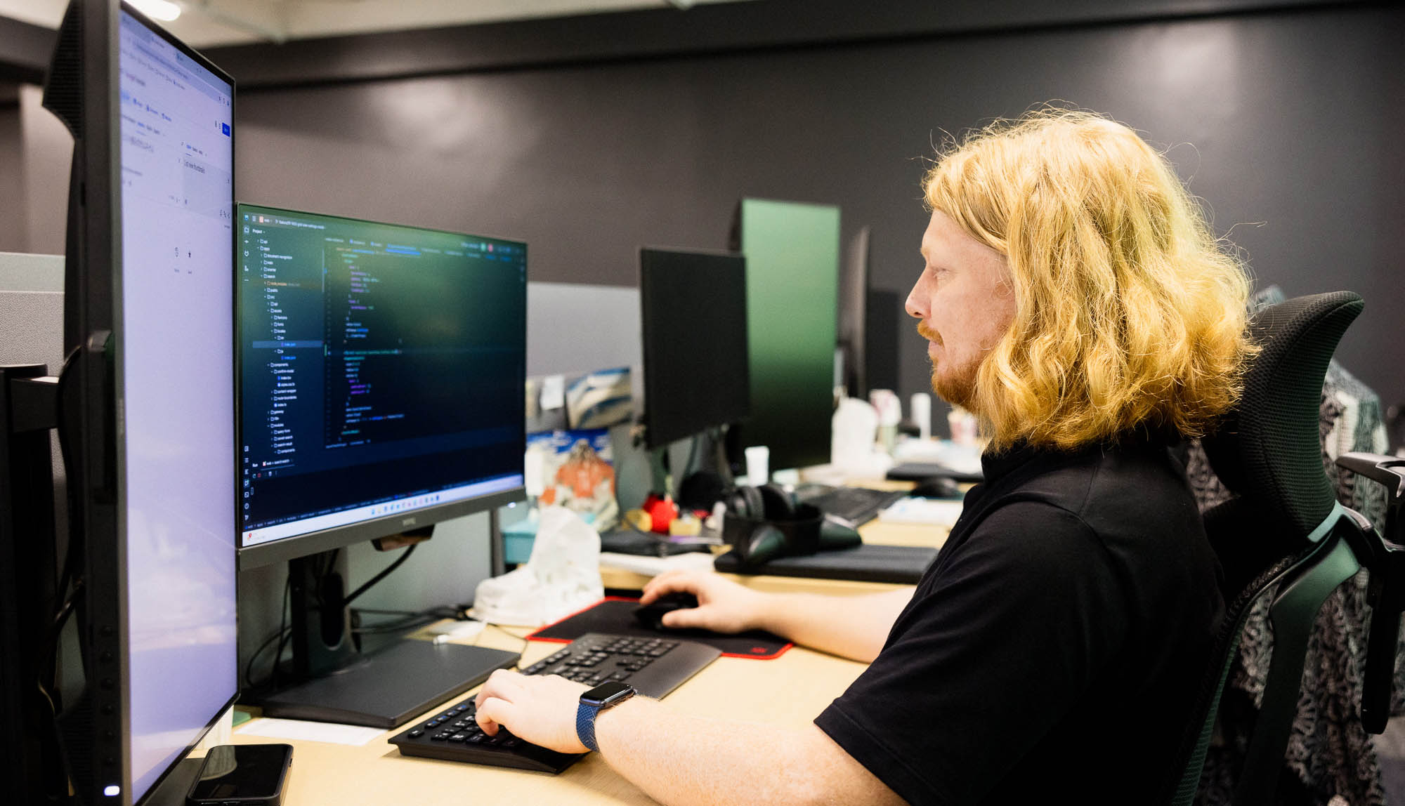 モニターを見る外国人メンバー